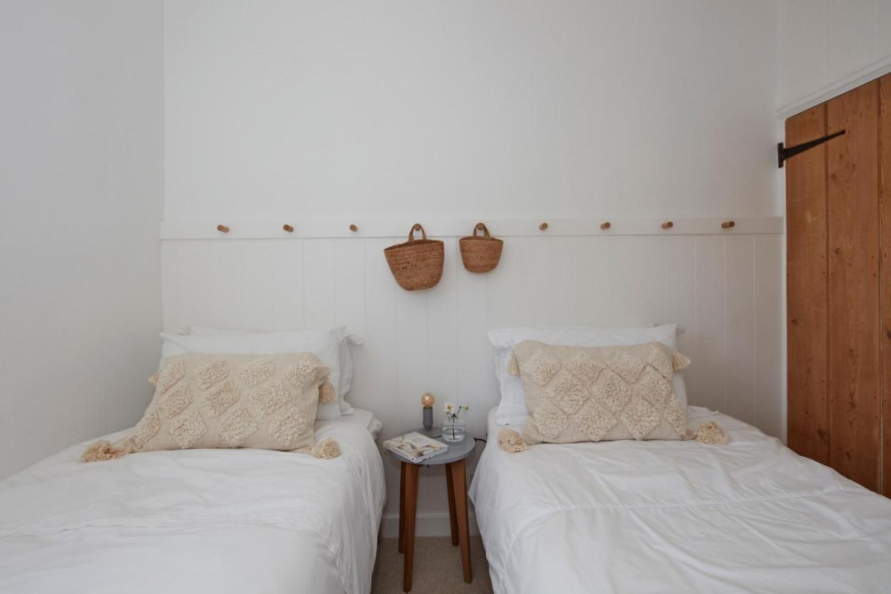 A Cool Coastal Retreat On Kingsdown Beach - The White House Villa Deal Exterior photo